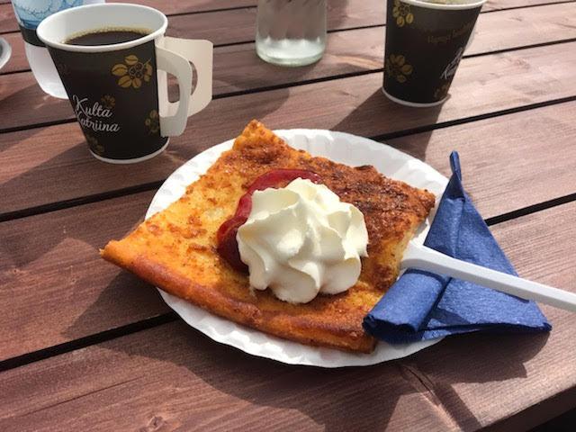 Herkkupannari, a pancake topped with strawberry jam and creme